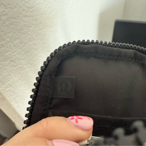 Lululemon Easy Access Crossbody Black - Picture 5 of 5